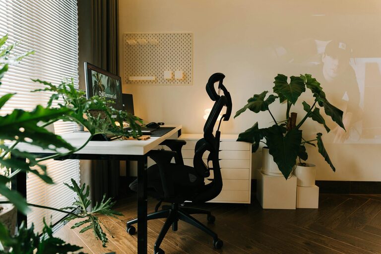 Tips for Creating a Relaxing Home Workspace to Boost Productivity and Comfort